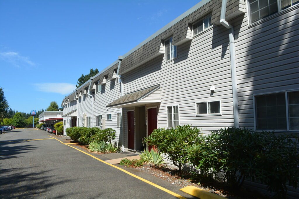 Falls Pointe apartments in Tumwater, WA