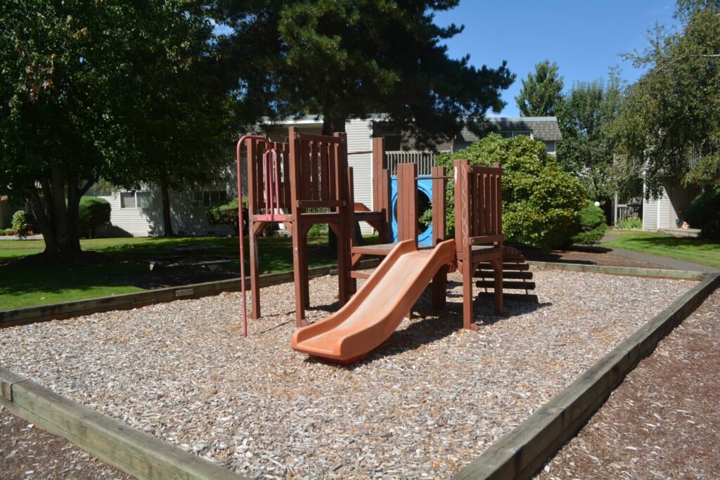 Falls Pointe apartments in Tumwater, WA
