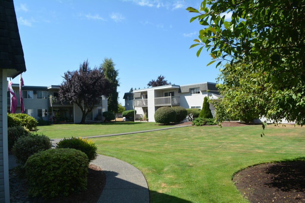 Falls Pointe apartments in Tumwater, WA